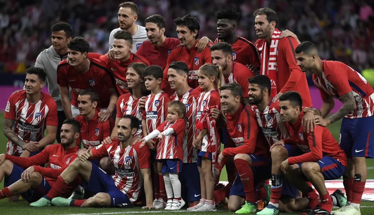 Striker Atletico Madrid, Fernando Torres, foto bersama usai melawan Eibar pada laga La Liga Spanyol di Stadion Wanda Metropolitano, Madrid, Minggu (20/3/2018). Laga ini merupakan yang terakhir bagi Torres bersama Atletico. (AFP/Gabriel Bouys)