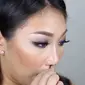 Raiza Contawi mencoba untuk memasang alat pemancung hidung. (Via: youtube.com)
