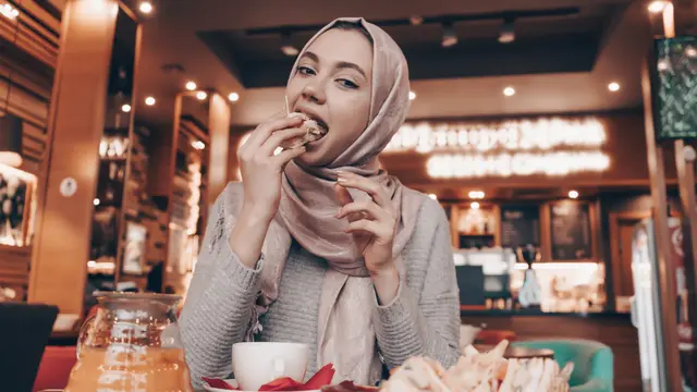 perempuan hijab makan