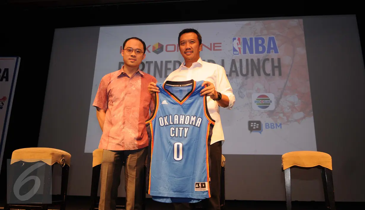 Menpora Imam Nahrawi (kanan) saat peresmian kerja sama KMK Online dengan NBA di XX1 Lounge Plaza Senayan, Rabu (3/5). Imam yakin tayangan NBA bisa membangkitkan minat generasi muda Indonesia bermain basket. (Liputan6.com/Gempur M Surya)