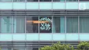 Tamu berdiri di jendela salah satu kamar hotel yang dipasangi tulisan “Happy New Year” di Bundaran HI, Jakarta, Kamis (31/12/2020). Hotel menjadi alternatif bagi warga yang untuk merayakan pergantian malam Tahun Baru. (merdeka.com/Imam Buhori)