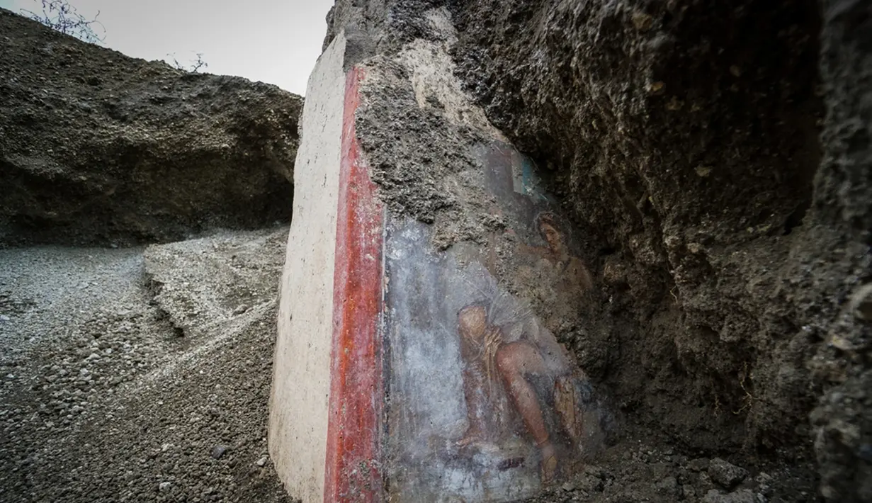 Temuan lukisan "Leda and the Swan" di reruntuhan kota kuno Pompeii, Italia 19 November 2018. Kabarnya, lukisan itu menjadi mitos Yunani yang mengilhami para seniman selama berabad-abad. (CESARE ABBATE/PRESS OFFICE OF THE POMPEII ARCHAEOLOGICAL PARK/AFP)