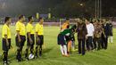 Presiden Joko Widodo menyapa pemain Persidago saat akan bertanding melawan Perserang pada laga perdana Piala Kemerdekaan di Stadion Maulana Yusuf, Serang, Sabtu (15/8/2015). (Bola.com/Vitalis Yogi Trisna)
