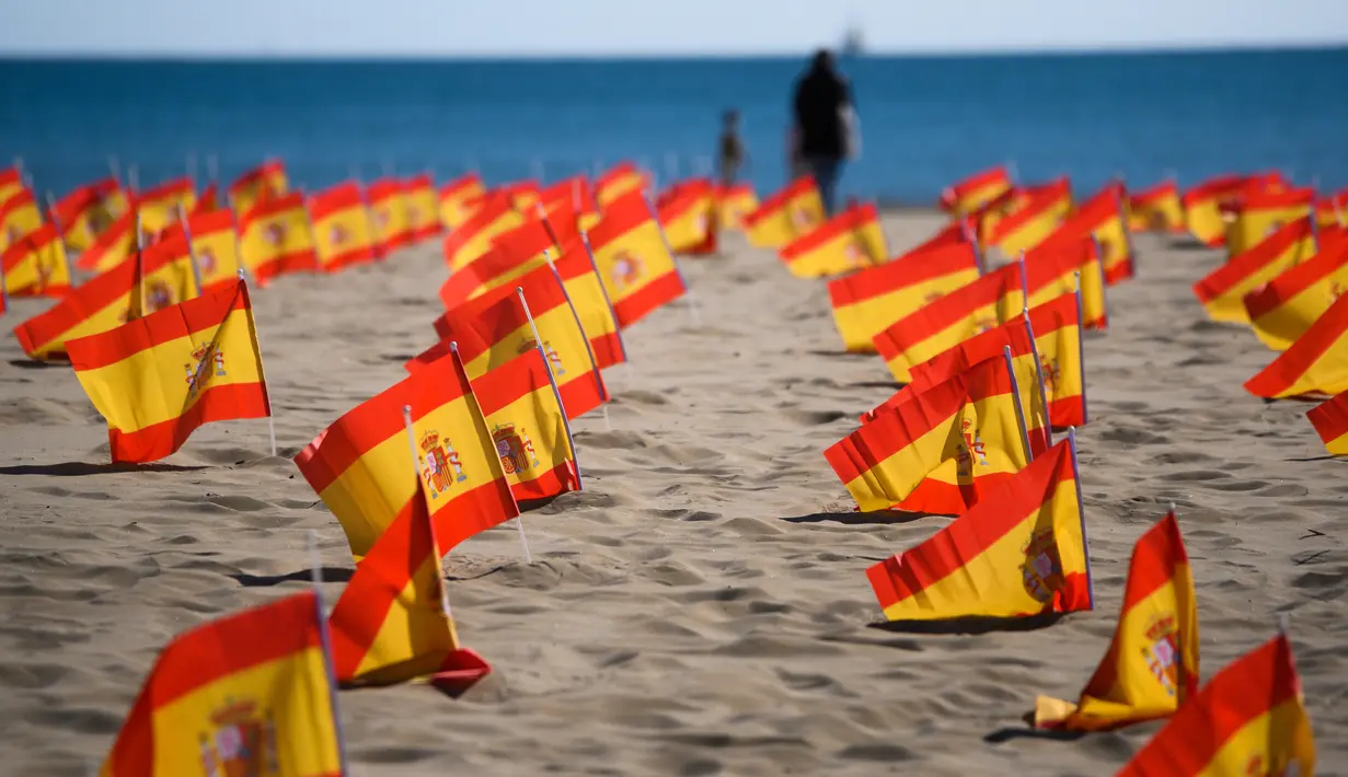 Ribuan bendera Spanyol yang mewakili korban COVID-19 di negara itu dipasang di pantai Patacona, Valencia, Minggu (4/10/2020). Virus corona di Spanyol sejauh ini telah merenggut lebih dari 32.000 nyawa dan 790.000 kasus terkonfirmasi dengan tingkat infeksi tertinggi di Uni Eropa. (Jose Jordan/AFP)