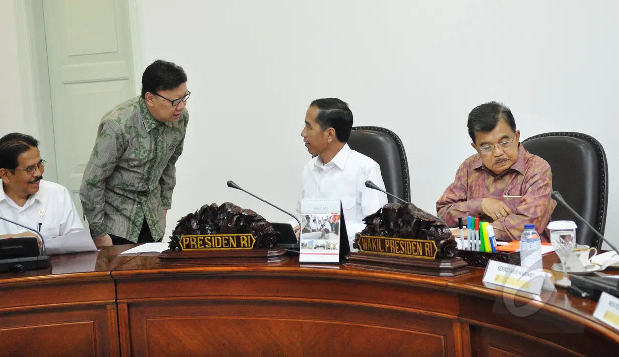Presiden Jokowi berbincang dengan Mendagri Tjahjo Kumolo saat rapat terbatas (ratas) di Kantor Presiden, Komplek Istana Kepresidenan, Jakarta, Rabu (11/3/2015). (Liputan6.com/Faizal Fanani)