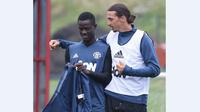 Zlatan Ibrahimovic terlihat ceria saat berlatih bersama pemain Manchester United lainnya, Eric Bailly, untuk pertama kali, Kamis (28/7/2016). Zlatan Ibrahimovic bersama pemain baru MU lainnya, Eric Bailly. (www.manutd.com)