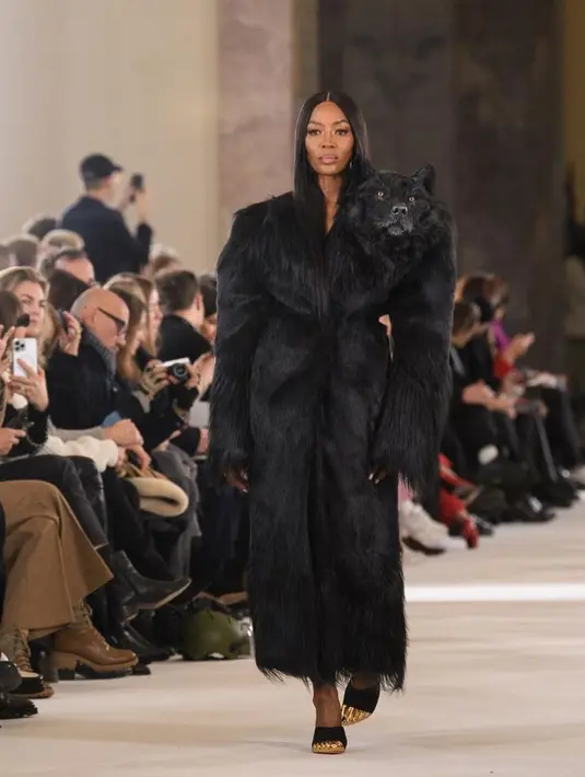 Model Naomi Campbell pakai jaket berlapis bulu dengan replika kepala serigala di bahunya. [@schiaparelli].