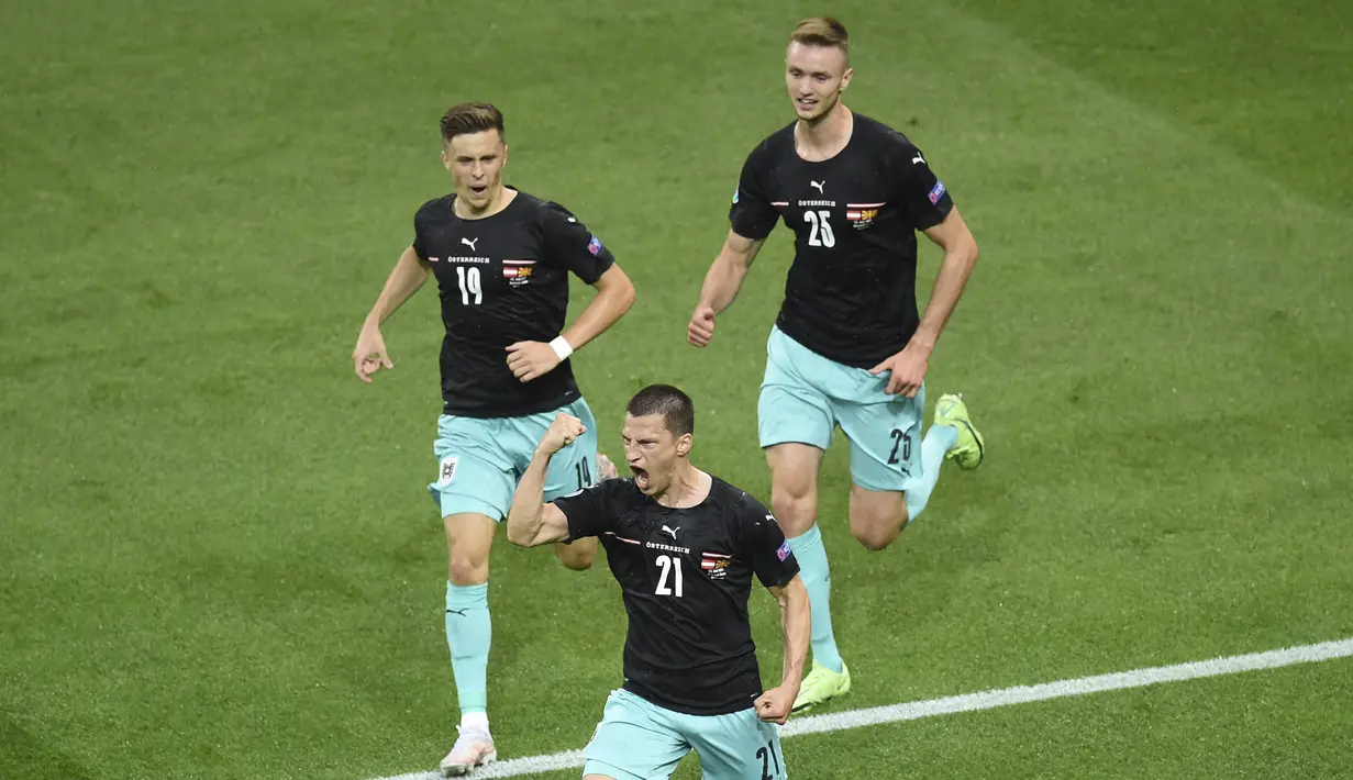 Austria mampu membuka keunggulan pada menit ke-16 melalaui sepakan voli Stefan Lainer yang berhasil memanfaatkan umpan dari Marcel Sabitzer. (Mihai Barbu/Pool via AP)