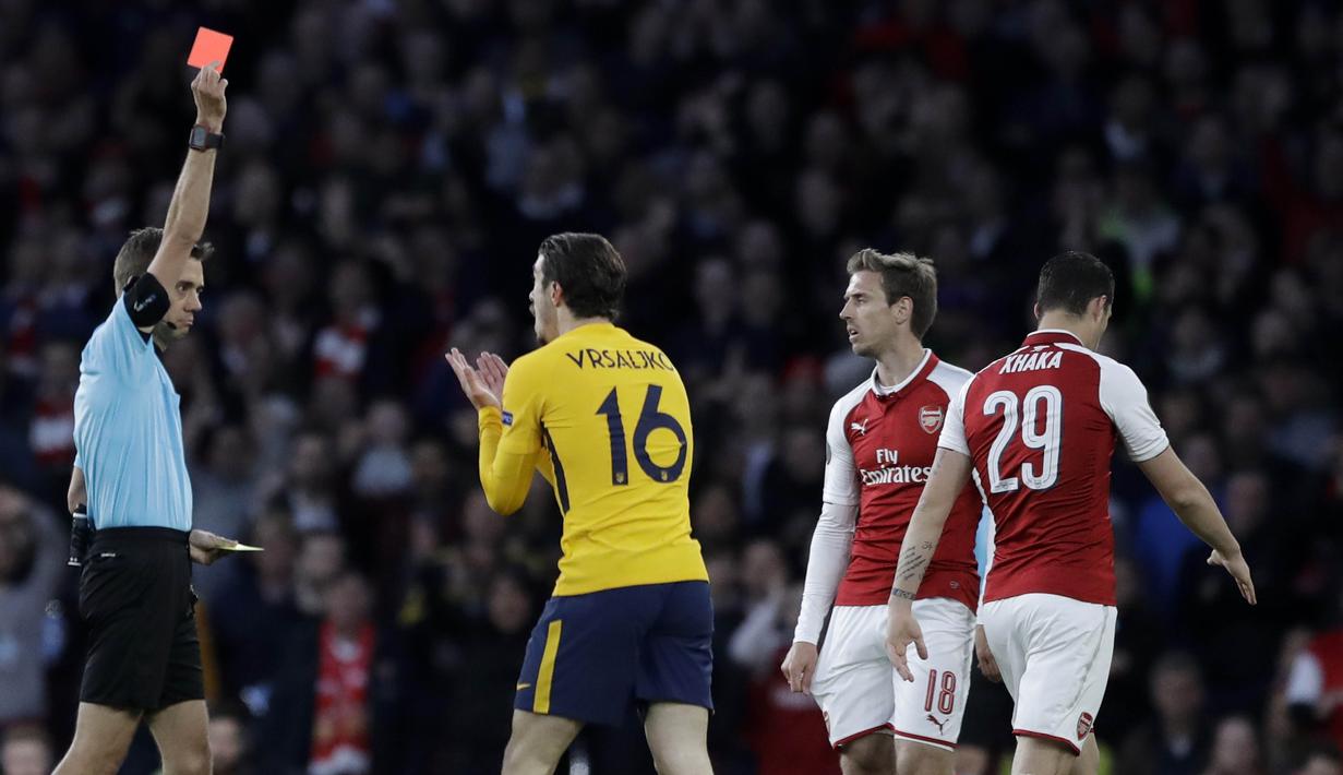 Bek Atletico Madrid, Sime Vrsaljko, mendapat kartu merah saat melawan Arsenal pada laga semifinal Liga Europa di Stadion Emirates, Kamis (26/4/2018). Arsenal ditahan 1-1 oleh Atletico Madrid. (AP/Matt Dunham)