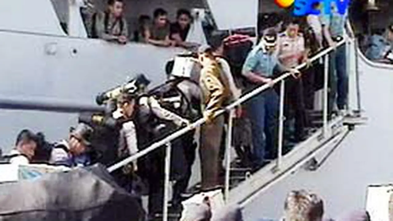 060106bpolisiaceh.jpg