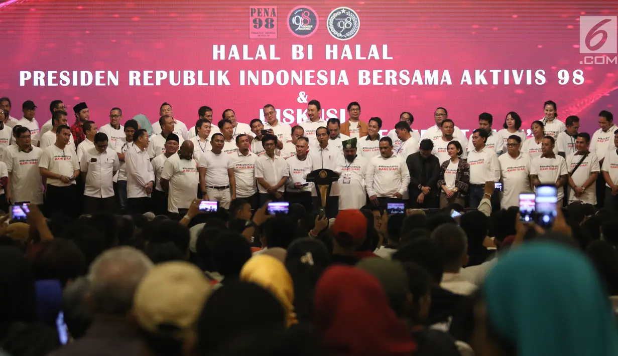 Presiden Joko Widodo memberi sambutan saat menghadiri Halalbihalal bersama aktivis 98 di Jakarta, Minggu (16/6/2019). Dalam silaturahmi tersebut Jokowi dihadiahi jaket bertuliskan Son Of Democracy Indonesia 98 . (Liputan6.com/Angga Yuniar)