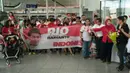 Sejumlah warga negara Indonesia di Kanada menjemput Rio Haryanto dengan membentangkan spanduk penyambutan. (Media Rio Haryanto)