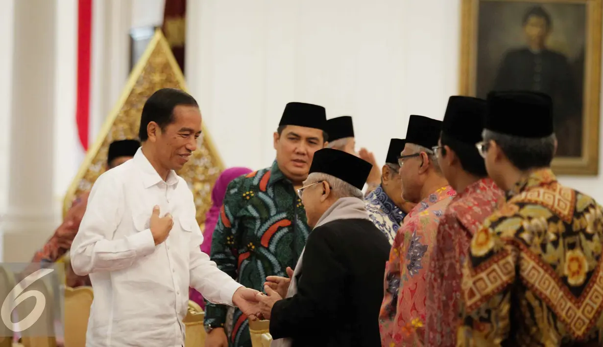 Presiden Joko Widodo menerima Ketua Umum MUI KH. Ma'ruf Amin dan sejumlah undangan lainnya sebelum melakukan pertemuan di Istana Merdeka, Jakarta, Selasa (1/11). (Liputan6.com/Faizal Fanani)