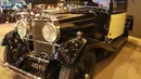 Mobil klasik Hispano-Suiza H6C 8 Litre Van Vooren Coupe buatan tahun 1927 dipajang dalam pameran Retromobile Paris Expo di Porte de Versailles di Paris, Prancis (6/2). (AFP Photo/Jacques Demarthon)