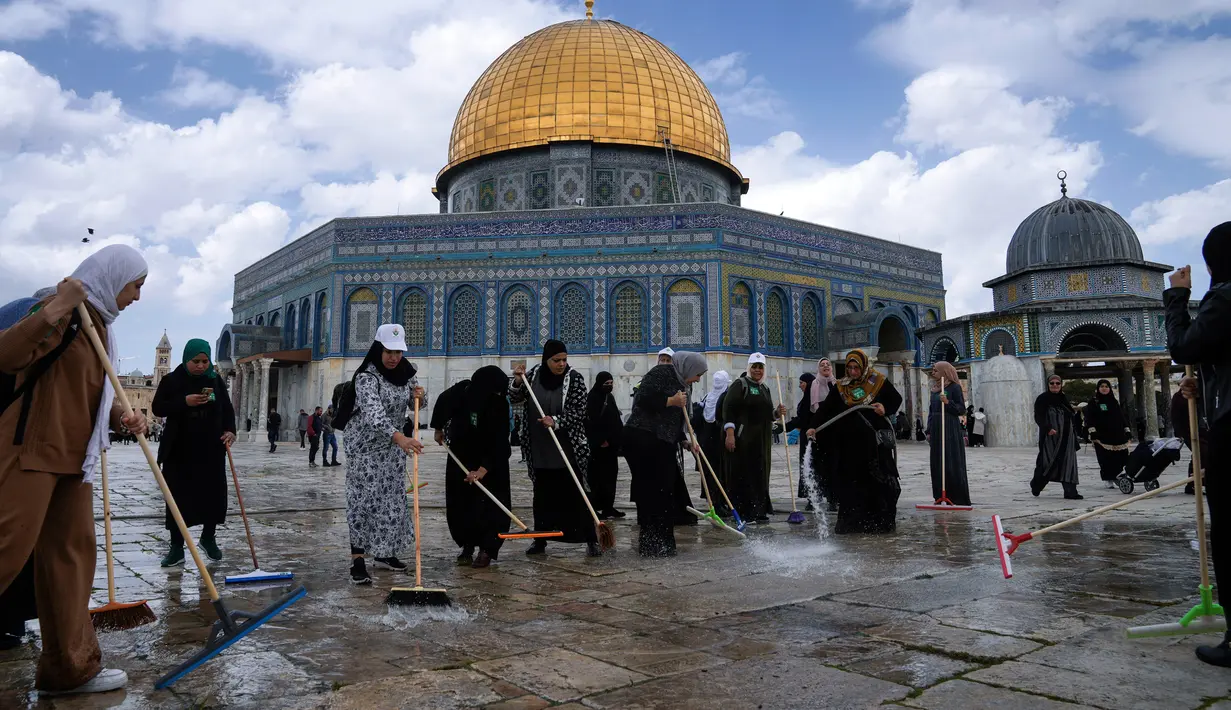 Aksi bersih-bersih Kompleks Masjid Al Aqsa ini sudah dilakukan setiap kali akan memasuki bulan suci Ramadan. (AP Photo/Mahmoud Illean)