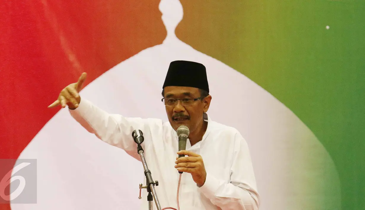 Calon Wakil Gubernur DKI Jakarta, Djarot Saiful Hidayat saat berdialog dengan Takmir masjid di Jakarta, Jumat (31/3). Dalam dialog terebut mebahas menolak politisasi masjid dan melawan radikalisme agama. (Liputan6.com/Angga Yuniar)
