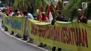 Sejumlah relawan dan emak-emak militan 02 membentangkan spanduk sepanjang 1 kilometer di depan gedung KPU, Jakarta, Sabtu (4/5/2019). Dalam aksinya Massa membentangkan spanduk bertuliskan 'Prabowo Presiden' dan menjaga persatuan dan kesatuan bangsa. (Liputan6.com/Johan Tallo)