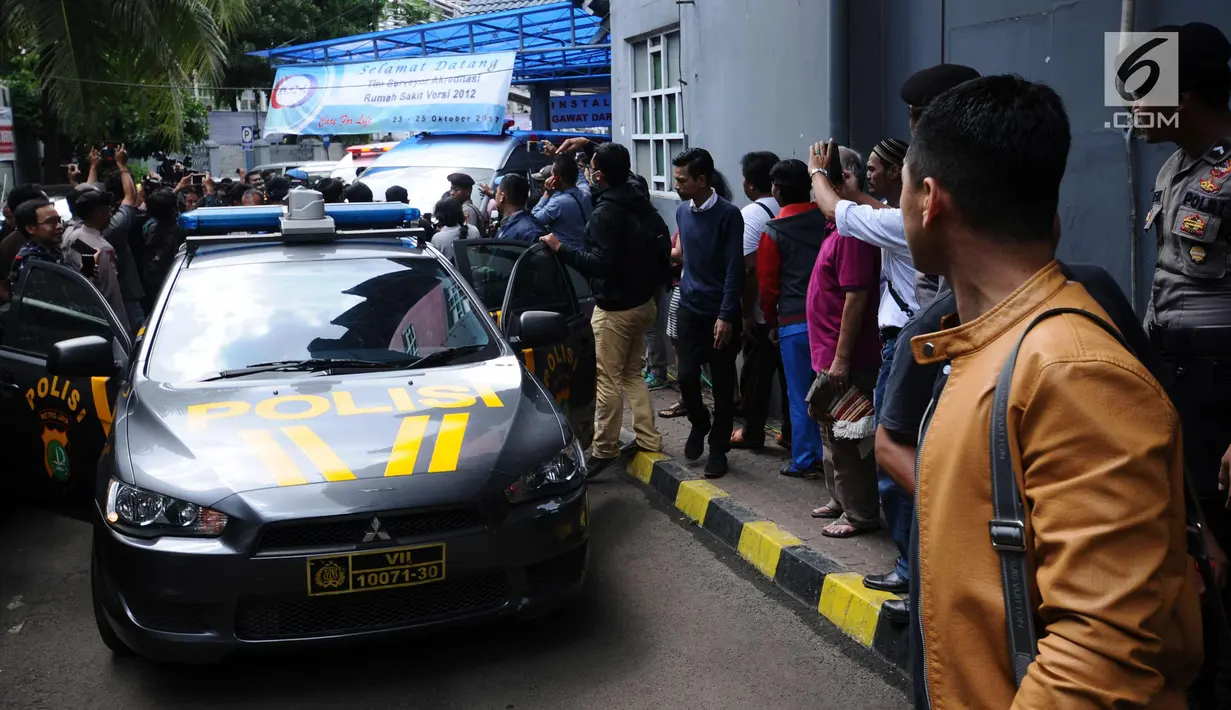 Mobil polisi mengawal ambulan yang membawa Ketua DPR, Setya Novanto keluar dari RS Medika Permata Hijau, Jakarta, Jumat (17/11). Setnov akan dipindah ke RS Cipto Mangunkusumo. (Liputan6.com/Helmi Fithriansyah)