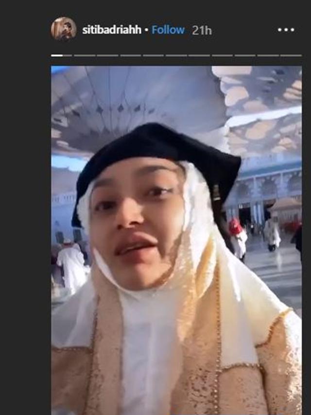 6 Momen Siti Badriah Ibadah Umrah Bareng Suami, Cantik Pakai Cadar