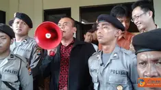 Citizen6, Cilegon: Beberapa waktu kemudian bawahan yang sangat dipercaya mantan Walikota Cilegon, Akmal Firmansyah ikut diciduk KPK dan ditetapkan sebagai tersangka korupsi. (Pengirim: Dany Perdana)