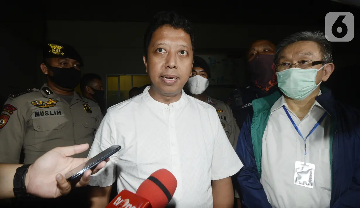 Mantan Ketua Umum PPP Muhammad Romahurmuziy atau Romy menyampaikan perrnyataan saat keluar dari Rumah Tahanan KPK di Jakarta, Rabu (29/4/2020). Romy bebas sesuai dengan vonis Pengadilan Tinggi DKI Jakarta yang menjatuhkan hukuman 1 tahun penjara, sementara KPK masih melakukan kasasi di Mahkamah Agun