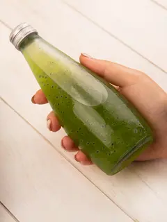 Beralih ke gelas kaca untuk pilihan yang lebih eco-friendly./copyright Freepik/stockking