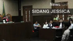 Ruang sidang Kartika Utama Pengadilan Negeri Jakarta Pusat, dipenuhi oleh puluhan orang berseragam Pendidikan Pelatihan dan Pembent‎ukan Jaksa (PPPJ) juga ikut mewarnai suasana persidangan Jessica.
