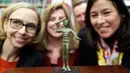 Sejumlah pengunjung wanita melihat patung Herakles yang dipamerkan Kejaksaan Amerika, New York, Selasa (24/2/2015). Patung Herakles yang sempat dicuri ini, rencananya akan dikembalikan kepada pemerintah Italia (AFP Photo/Jewel Samad)