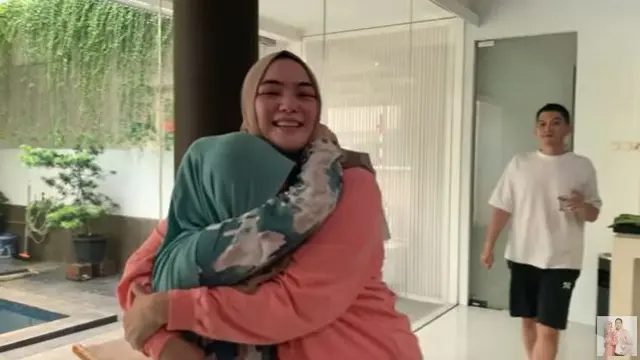 6 Momen Citra Kirana Beri Kejutan Babysitter, Beri Hadiah Umrah