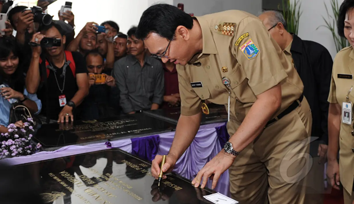 Gubernur DKI Jakarta Basuki Tjahaja Purnama menandatangani prasasti peresmian rumah susun sederhana sewa (rusunawa) Tambora, Jakarta Barat, Selasa (24/2/2015). (Liputan6.com/Herman Zakharia)