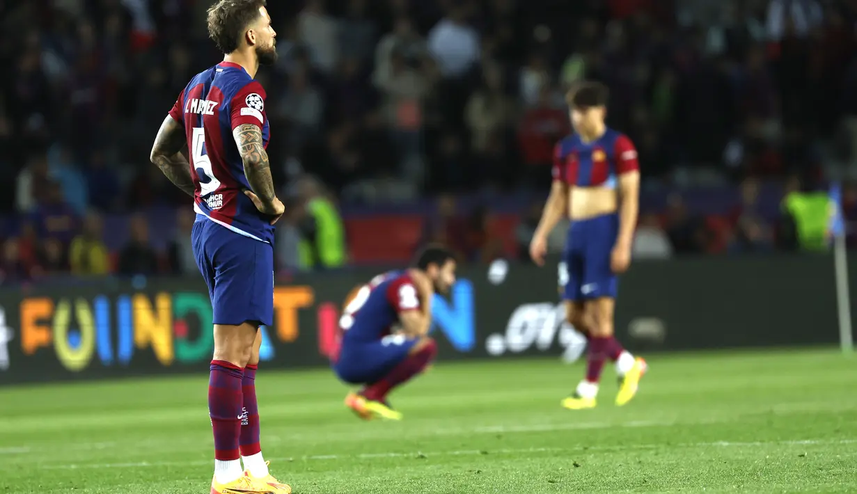 Reaksi bek Barcelona Inigo Martinez pada akhir duel leg kedua perempat final Liga Champions 2023/2024 menghadapi PSG, di Stadion Olimpic Lluis Companys, Rabu (17/4/2024) dini hari WIB. (AP Photo/Joan Monfort)