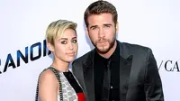 Liam Hemsworth dan Miley Cyrus (Billboard)