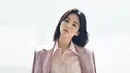 Jika kamu salah satu pengikut Song Hye Kyo di media sosial, mungkin kamu juga tahu bahwa perempuan yang satu ini senang sekali mengenakan set blazer. Seperti foto ini, ia mengenakan set blazer bernuansa keunguan dengan kemeja merah muda yang serasi. Foto: Instagram @kyo1122.