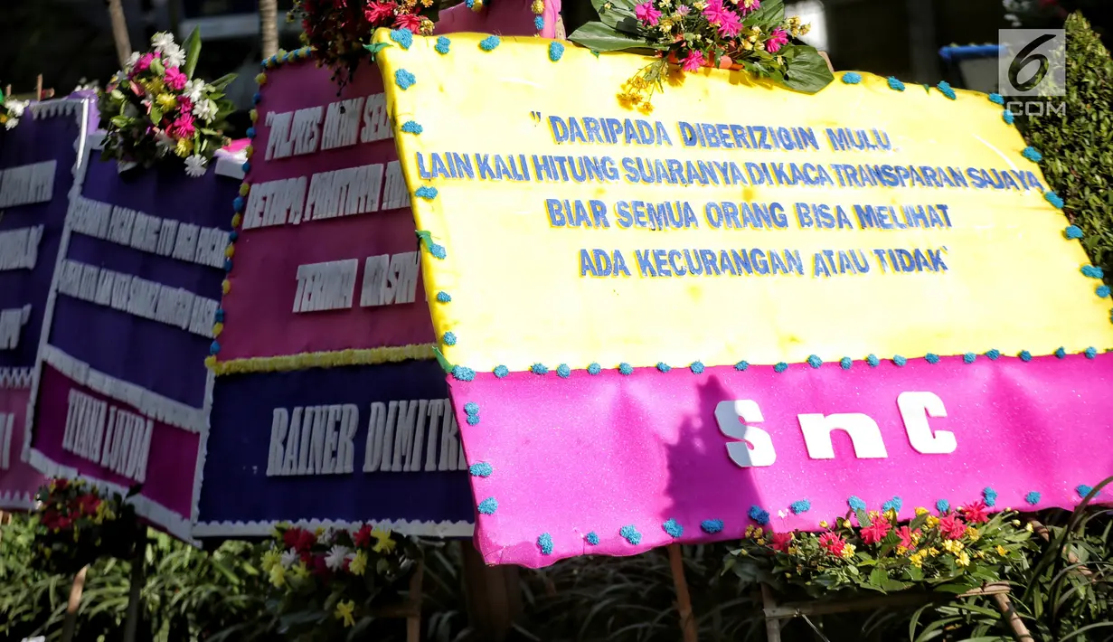 Karangan bunga kembali menghiasi depan Kantor Komisi Pemilihan Umum (KPU) Pusat dan dan ruas Jalan Imam Bonjol,  Menteng, Jakarta Pusat, Senin (6/5/2019). Puluhan karangan bunga yang berjajar rapi sebagian berasal dari seseorang yang dipenuhi kata-kata unik dan lucu. (Liputan6.com/Faizal Fanani)