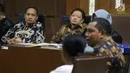 Terdakwa dugaan korupsi pengadaan lahan Bandara Bobong Maluku Utara, Zainal Mus (kiri) dan Ahmad Hidayat Mus menyimak keterangan saksi pada sidang lanjutan di Pengadilan Tipikor, Jakarta, Kamis (20/12). (Liputan6.com/Helmi Fithriansyah)