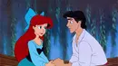 Cinta butuh perjuangan. Princess Ariel di The Little Mermaid bahkan rela meninggalkan lautan dan kehilangan suara agar bisa bertemu sang pangeran. Lebih enak jomblo atau berkorban segalanya? (PopSugar)