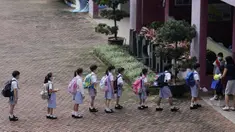 Para murid mengantre untuk memasuki sekolah dasar (SD) di Hong Kong, China, pada 29 September 2020. Penyebaran COVID-19 di Hong Kong telah menurun signifikan berkat respons antiepidemi yang cepat dan dukungan kuat dari otoritas pusat. (Xinhua/Wang Shen)