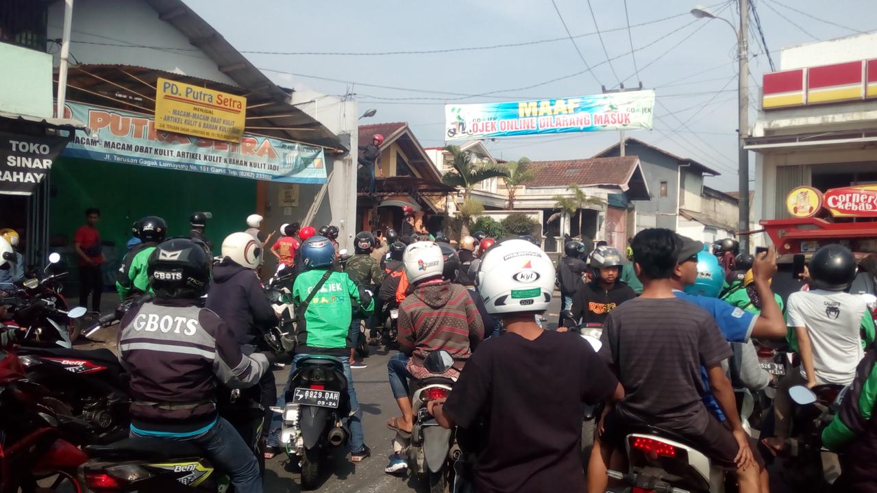 Ratusan ojol di Garut melakukan sweeping di lokasi ojek pangkalan, mereka bahkan terpaksa menurunkan spanduk secara paksa mengenai larangan pengemudi ojol