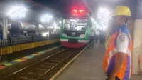 Petugas di Stasiun Kota Baru Malang menyambut rombongan PT KAI (Liputan6.com/Zainul Arifin)