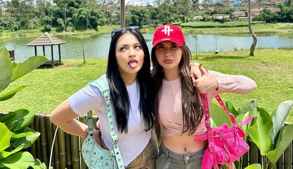 Sama-sama zodiak Sagitarius, tak heran Nathalie dan Elina klik satu sama lainnya. Terpaut usia 7 tahun, keduanya bak kakak adik. Namun lantaran Nathalie Holscher masih memesona di usianya yang menginjak kepala 3, keduanya terlihat seperti seumuran. Modis dan stylish, OOTD Nathalie dan Elina saat ke Bandung ini selaras. Model baju, celana, hingga tas yang dikenakannya, keduanya sangat kompak. (Liputan6.com/IG/@nathalieholscher)