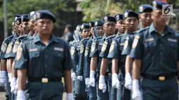 Pasukan Kesatuan Penjagaan Laut dan Pantai (KPLP) saat peringatan HUT ke-31 Pangkalan PLP di Tanjung Priok, Jakarta, Selasa (26/2). Peringatan HUT ke-31 Pangkalan PLP ini dimeriahkan dengan berbagai kegiatan demonstrasi. (Merdeka.com/Iqbal S. Nugroho)