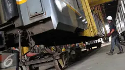 Seorang pekerja mengecek kesiapan gerbong kereta api di Balai Yasa, Manggarai, Jakarta, Rabu (1/7/2015). PT KAI menyiapkan 30 perjalanan kereta api tambahan untuk mengangkut para pemudik jelang Lebaran. (Liputan6.com/Helmi Afandi)
