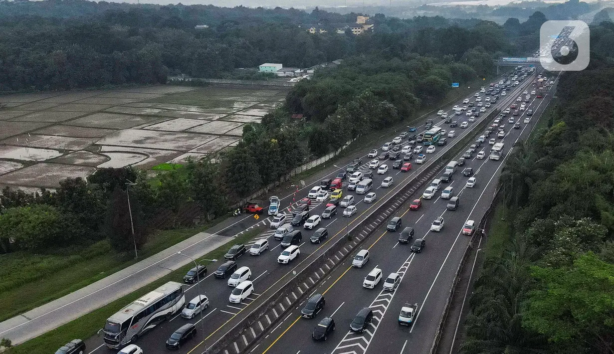 "Rekayasa lalu lintas one way di hari kedua mudik yang dijadwalkan selesai pada pukul 24.00 WIB (19 April 2023), masih akan terus dilanjutkan. Perpajangan rekayasa lalu lintas one way diperkirakan akan berakhir pada Kamis 20 April 2023 pukul 12.00 WIB," kata Kakorlantas Irjen Firman Shantyabudi, dalam keterangannya, Kamis (20/4/2023). (Liputan6.com/Herman Zakharia)