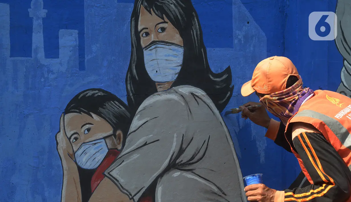 Petugas PSSU Kelurahan Bukit Duri membuat mural bertemakan COVID-19 di kawasan Manggarai, Bukit Duri, Jakarta, Jumat (28/8/2020). Mural tersebut dibuat untuk meningkatkan kepatuhan masyarakat akan protokol kesehatan karena kasus COVID-19 nasional terus meningkat. (merdeka.com/Imam Buhori)