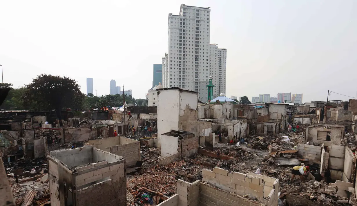 Kondisi lokasi bekas kebakaran di permukiman padat penduduk di Jalan Kemayoran Gempol belakang Pasar Jiung, Kelurahan Kebon Kosong, Kecamatan Kemayoran, Jakarta Pusat, Selasa (2/6/2026). (Kapanlagi.com/Budy Santoso)