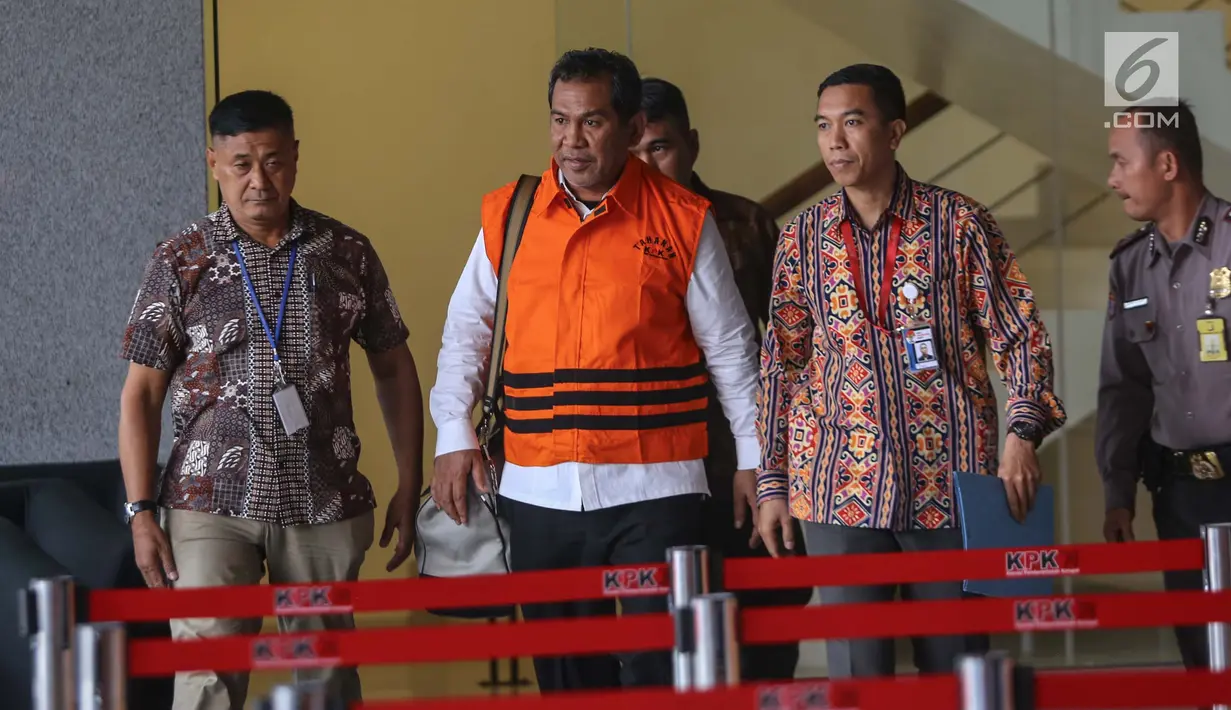 Bupati Hulu Sungai Tengah, Kalimantan Selatan Abdul Latif (tengah) kenakan rompi tahanan meninggalkan gedung KPK, Jakarta, Jumat (5/1). Abdul Latif diduga menerima suap pembangunan RSUD Damanhuri, Kalimantan Selatan. (Liputan6.com/Faizal Fanani)
