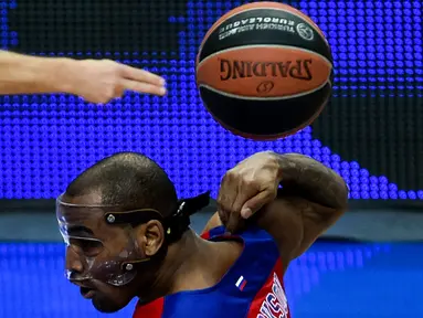 Pemain CSKA Moscow, Aaron Jackson, beraksi saat melawan FC Barcelona Lassa dalam lanjutan Grup F Top 16 Liga Eropa di Moscow, Rusia, (14/1/2016). (AFP/Kirill Kudryavtsev)