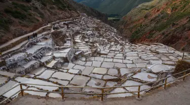 Pemandangan tambak garam Maras di Peru, 27 April 2019. Tambak garam yang terletak di sepanjang lereng Gunung Qaqawiñay pada ketinggian 3.380 mdpl ini sudah digunakan sejak zaman pra-Inca (1430 M). (Pablo PORCIUNCULA BRUNE/AFP)