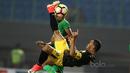 Tendangan salto pemain Barito Putra, Rizky Pora saat berebut bola dengan pemain Bhayangkara FC, Alfin Tuasalamony pada Liga 1 2017 di Stadion Patriot, Bekasi, Selasa (4/7/2017). Barito menang 1-0. (Bola.com/Nicklas Hanoatubun)