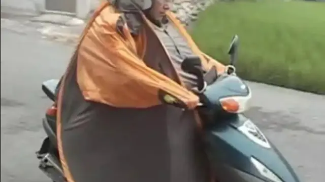 6 Potret Orang Pakai Jas Hujan Sampai Motornya Tertutup Ini Bikin Tepuk Jidat